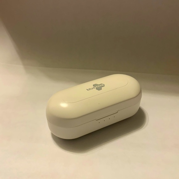 Wireless earbuds - Picture 1 of 3